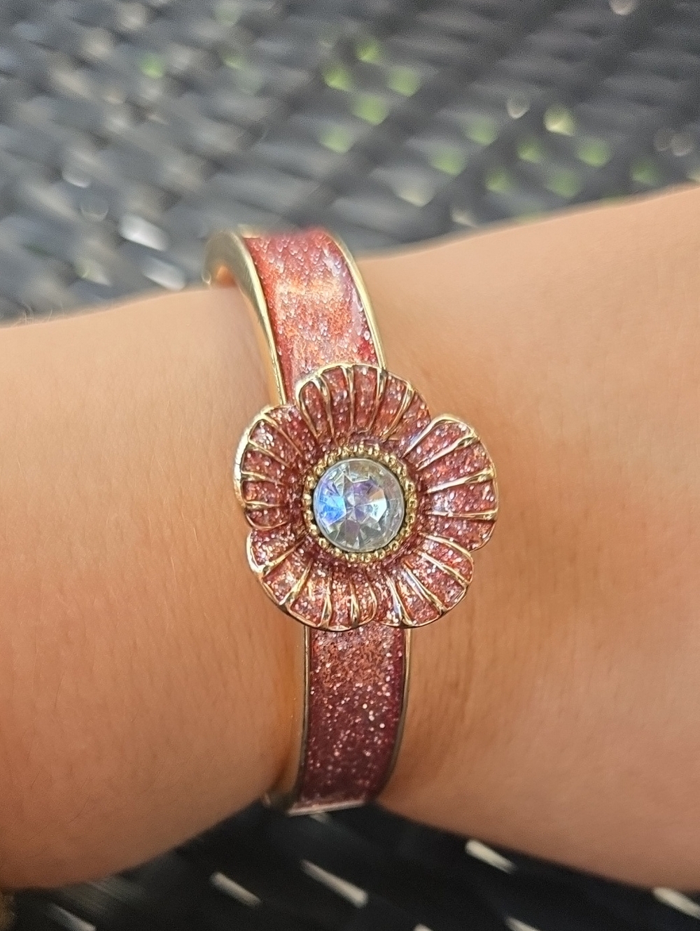 🌸 Betsey Johnson Pink Flower Glitter Hinged Bangle Bracelet EUC Sparkle Y2K